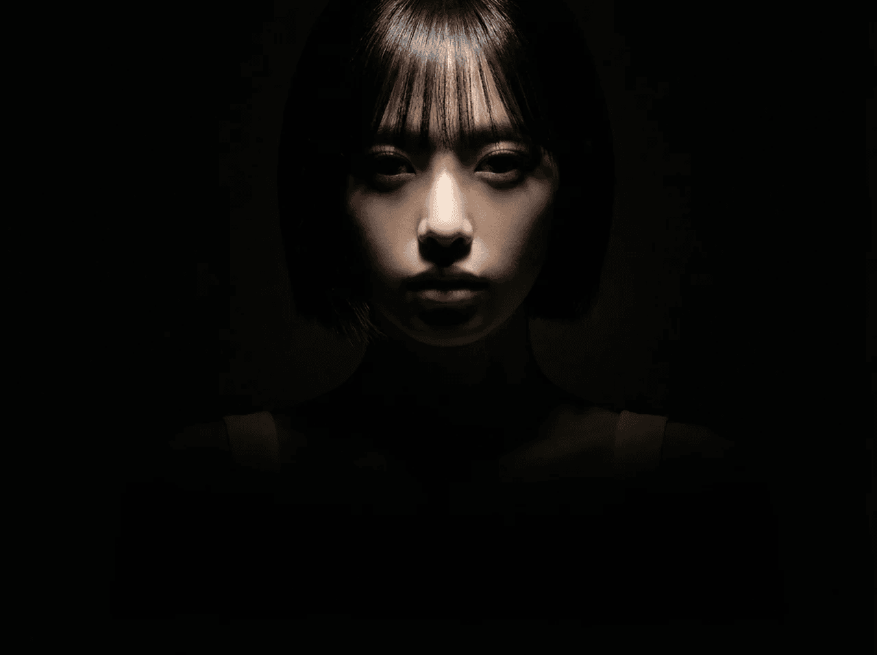 (인물의 포즈와 시선은 고정) 피사체 정수리 바로 위쪽에서 수직으로 내려오는 단일 하드 라이트. 이마·콧등·광대뼈 윗면만 밝게 빛나고, 눈과 눈두덩은 깊은 그림자에 완전히 잠겨 보이지 않도록 연출. 필 라이트 없이 강한 명암 대비, 어두운 배경, 얼굴 아래쪽은 점차 어둠 속으로 사라지는 느낌. 권위적이고 위협적이며 신비로운 느낌의 느와르풍 분위기.