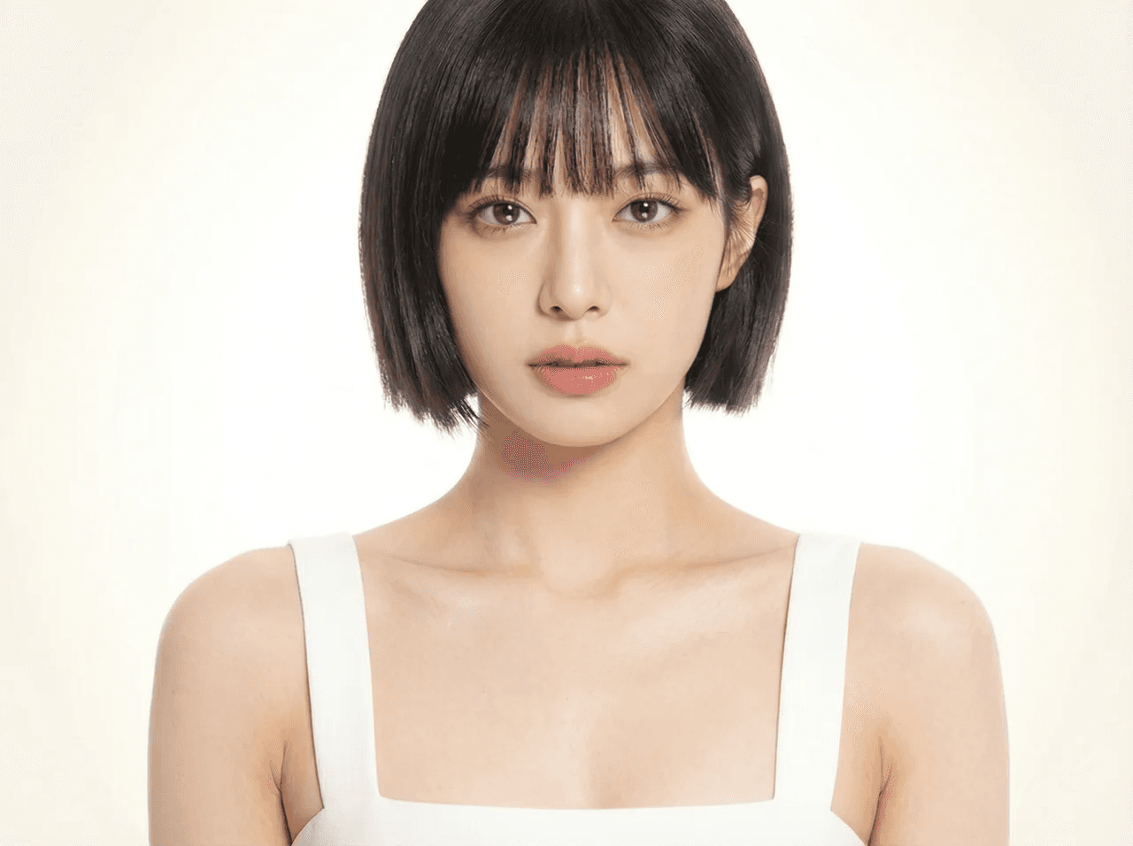 얼굴 위쪽과 아래쪽에서 동시에 부드러운 빛을 비추어 위아래로 감싸듯 조명. 코 밑의 그림자가 거의 사라지고 피부가 매끄럽게 표현됨. 눈동자에 위아래 두 개의 반사광이 생기고, 주름과 음영이 최소화된 깨끗한 뷰티 포트레이트. 밝고 부드러운 배경, 고급스러운 패션·화장품 광고풍.